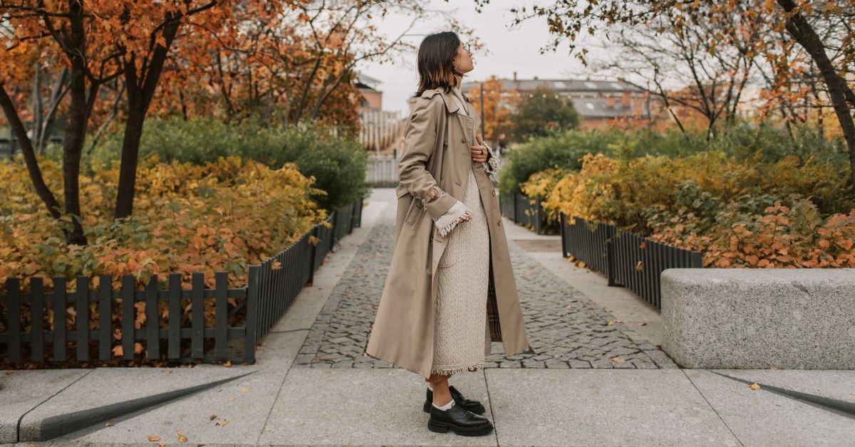 Mujer joven con look de otoño
