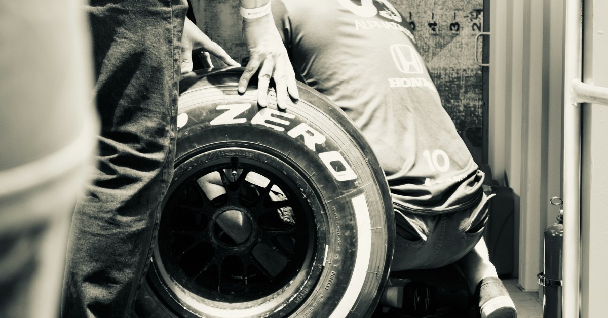 Mecánicos cambiando neumático de F1