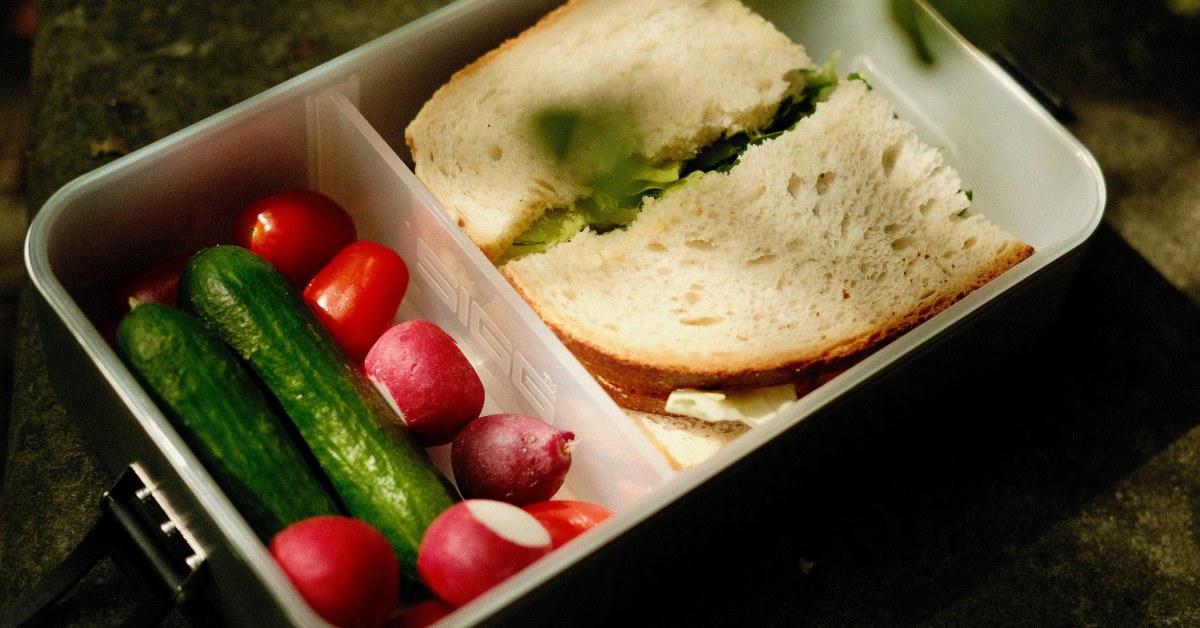 Fiambrera reutilizable con sándwich y verduras