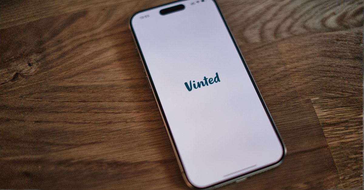 iPhone con app de Vinted abierta