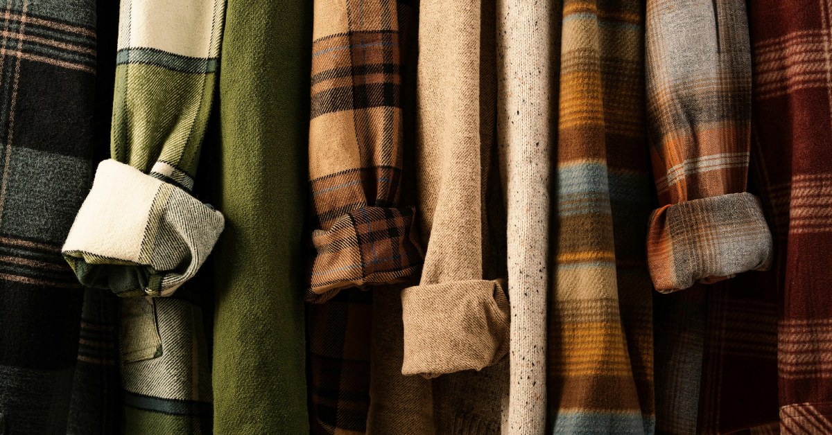 Ropa de otoño en perchero